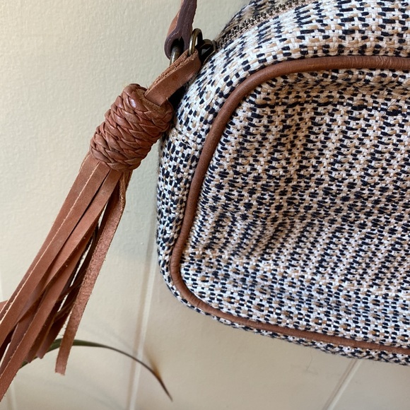 LUCKY BRAND Small Crossbody Bag Purse with Tassel - Picture 3 of 7